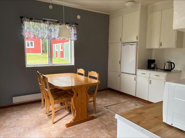 Foto 6: Stuga, lantligt lugnt läge med gott om parkering