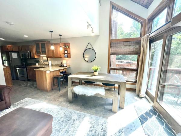 A la foto es mostra l'objecte Ski in Ski out Townhome, Indoor and outdoor pools, hot tub, fire pits, and more situat a la ciutat de Lutsen.