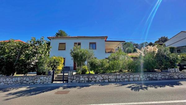Op de foto is het object Apartments Gorisek te zien, gelegen in de stad Šilo.