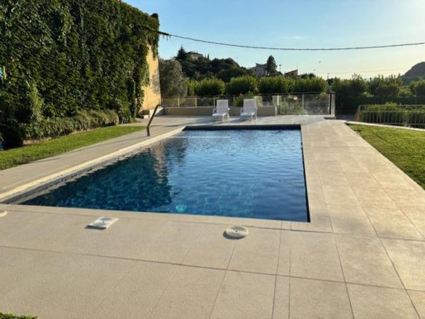 A la foto es mostra l'objecte Casa Jose Luís situat a la ciutat de Calasanz.