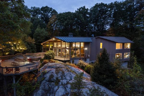 Na fotografii je vidět objekt Quarry House Mid-Century Modern nacházející se ve městě Moodus.