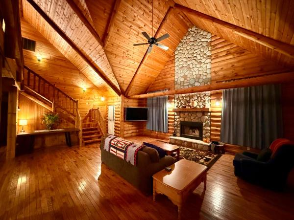 På billedet ses objektet Serene Log Cabin Forest Retreat beliggende i byen LaPorte.