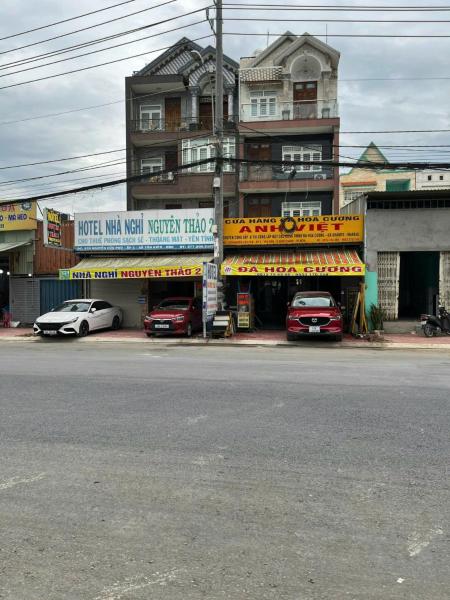 Na fotografii je vidět objekt Nhà Nghỉ Happy (Nguyên Thảo 2) nacházející se ve městě Phước Bình.