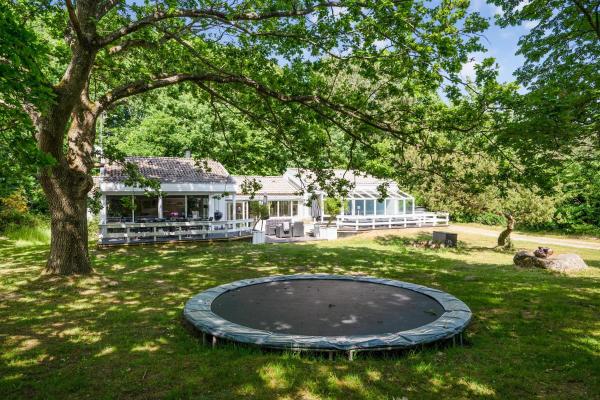 A la foto es mostra l'objecte Holiday Home With A Pool For 8 People Near Fuglsø Strand situat a la ciutat de Ebeltoft.