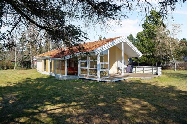 A la foto es mostra l'objecte Cozy And Well-Appointed Summer House Close To A Great Bathing Beach situat a la ciutat de Ebeltoft.