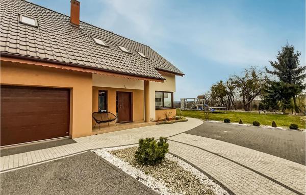 Na zdjęciu widoczny jest obiekt Awesome Home In Mragowo With Lake View położony w mieście Zalec.