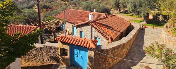 A la foto es mostra l'objecte Peloponnese Hideout - Traditional stone house situat a la ciutat de Sinevrón.