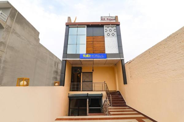 Auf dem Foto ist das Objekt FabHotel RK Palace in der Stadt Ayodhya zu sehen.
