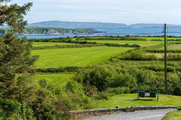 A la foto es mostra l'objecte Schull Coastal rural hideaway 5 night min situat a la ciutat de Derreennatra.