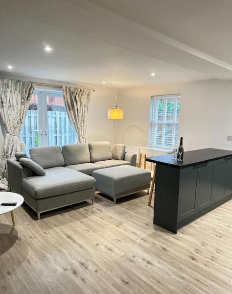 Gorgeous 2 bed apartment with free parking near, Sefton Park, Palm House, Lark Lane, Liverpool and Everton football clubs, Liverpool