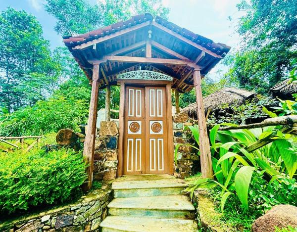 Na zdjęciu widoczny jest obiekt Sawandara Garden Ayurveda Resort & Spa położony w mieście Godauda.