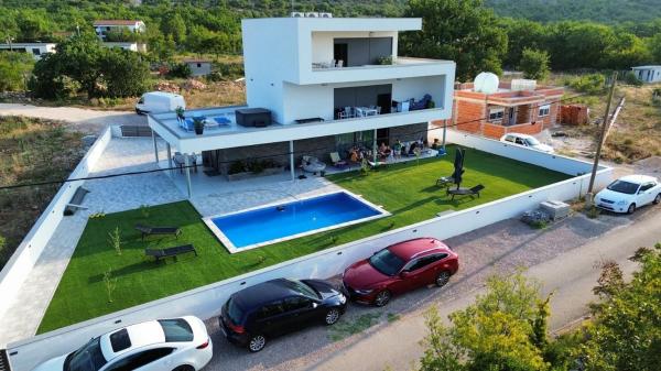 Na zdjęciu widoczny jest obiekt Family friendly house with a swimming pool Seline, Paklenica - 23560 położony w mieście Knežević.