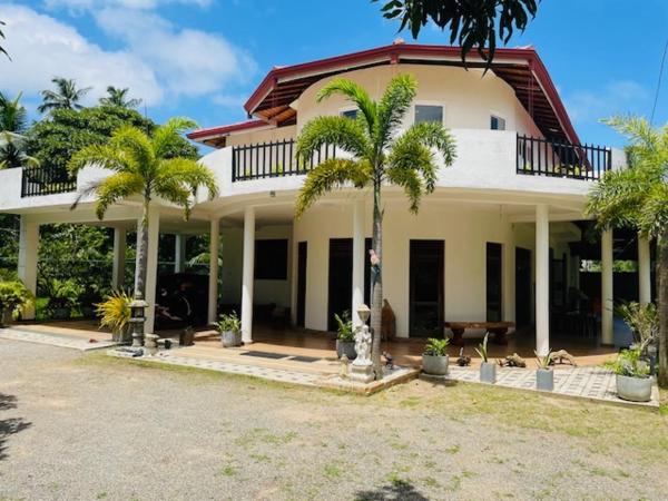 På bildet vises objektet Suzukis lagoon front som ligger i byen Katunayaka.