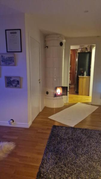 A la foto es mostra l'objecte En stor trea i hus max 4 pers situat a la ciutat de Hålan.