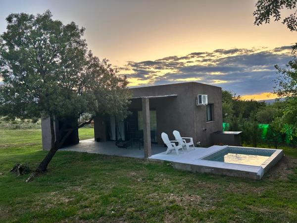 A la foto es mostra l'objecte cabañas La Amelia Premium con piscina privada 2 personas situat a la ciutat de Mina Clavero.