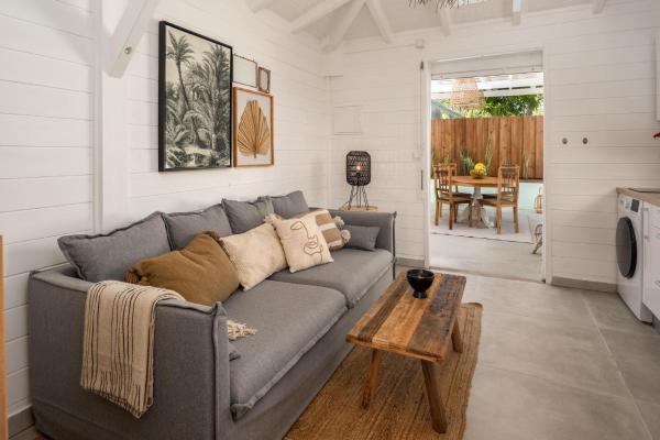 På bildet vises objektet Sweet Cane Tiny House & Pool som ligger i byen Surgy.