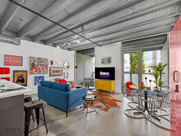 A la foto es mostra l'objecte Urban Pop Loft, Near ICE District, UG Parking situat a la ciutat de Edmonton.