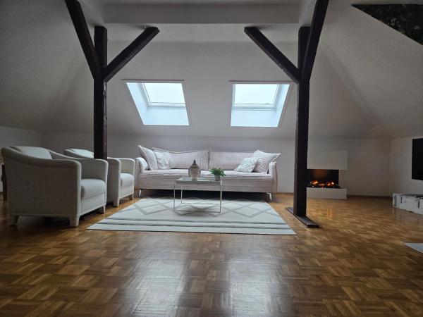 På billedet ses objektet Exklusives 2 Zimmer Dachstudio mit Kamin Perfekte Lage für Phantasialand und Köln Messe inkl Parkplatz und Vollausstattung beliggende i byen Nörvenich.