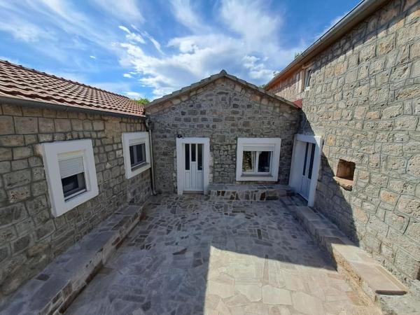 A la foto es mostra l'objecte Stara kamena kuca Lustica situat a la ciutat de Merdari.