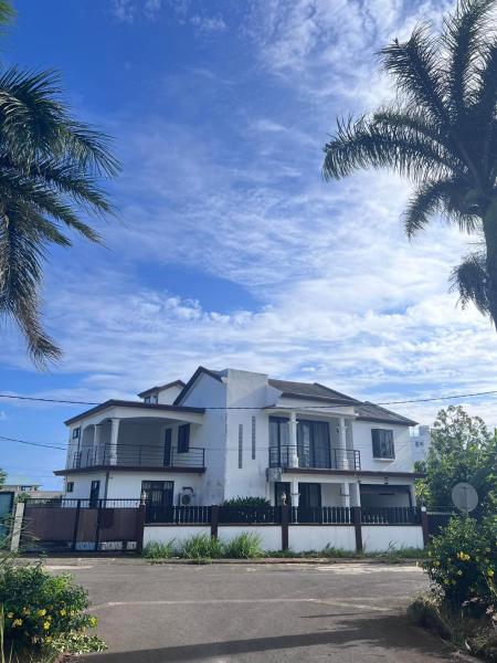 照片显示了位于Souillac市的Teisha House物件。
