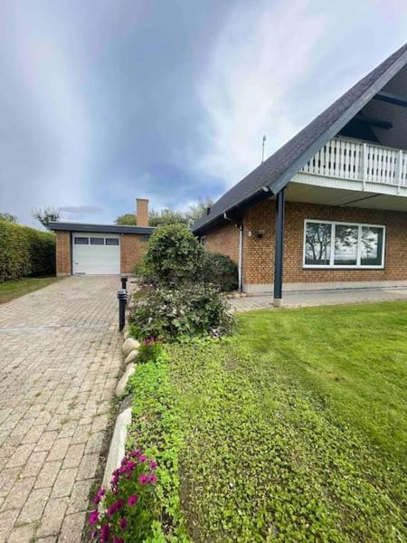 Auf dem Foto ist das Objekt Feriehus i lille lokalsamfund in der Stadt Jelling zu sehen.