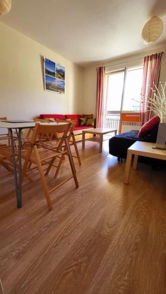 The photo shows the Appartement d'angle , les Issarts located in the city of Superdevoluy.