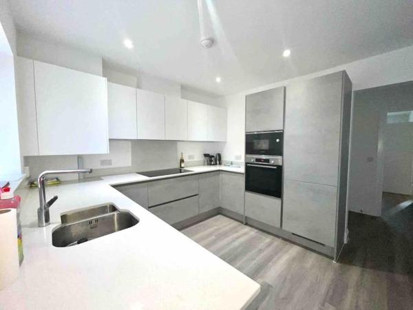 A la foto es mostra l'objecte Tasteful furnished modern 3 bedroom detached home situat a la ciutat de Garston.