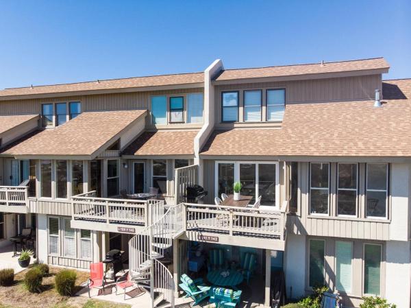 Na fotografii je vidět objekt 142 Capt John Fripp Villa nacházející se ve městě Oceanmarsh Subdivision.