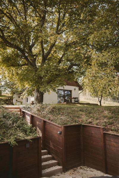 A la foto es mostra l'objecte Suttogó Vendégház situat a la ciutat de Tab.