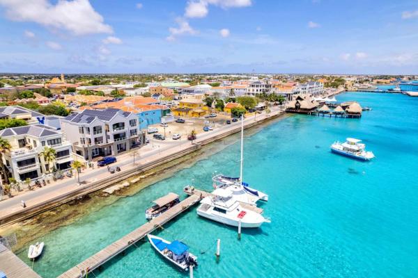 照片显示了位于Kralendijk市的Seaview Caribe with fantastic sea views and close to the best restaurants物件。