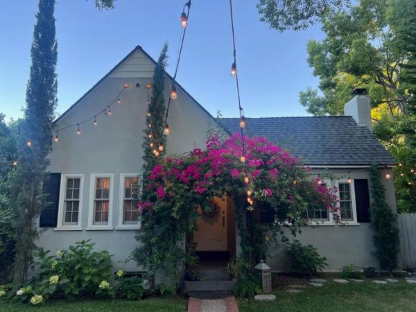 写真にはパサデナ市にあるBeautifully Restored Pasadena English Cottageが写っています。