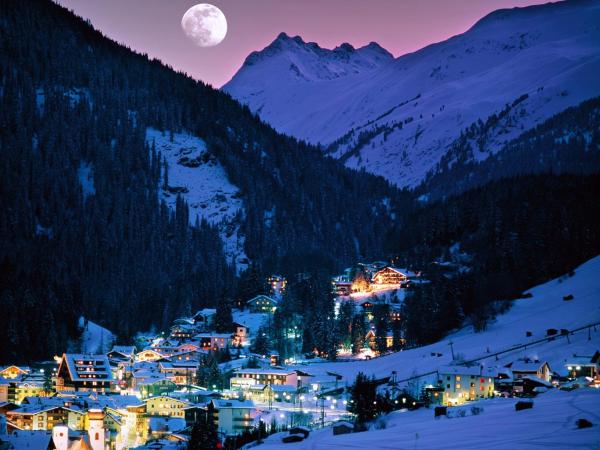 写真にはKüblis市にあるSkiing & Snowboard Apartment Accessible by Public Transportが写っています。