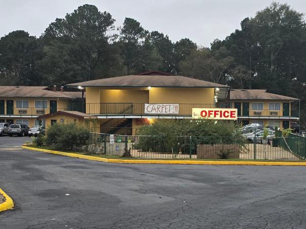 A la foto es mostra l'objecte Carpet Inn situat a la ciutat de Opelika.