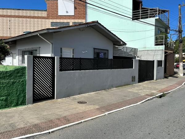 På billedet ses objektet Casa com suíte perto da praia beliggende i byen Florianópolis.