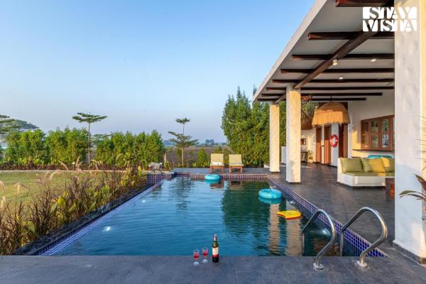A la foto es mostra l'objecte StayVista at Lotus by the lake with Pool, BBQ & Lawn situat a la ciutat de Indore.