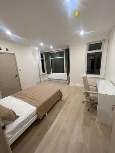 A la foto es mostra l'objecte Private Room in AUR Residence situat a la ciutat de Elmers End.