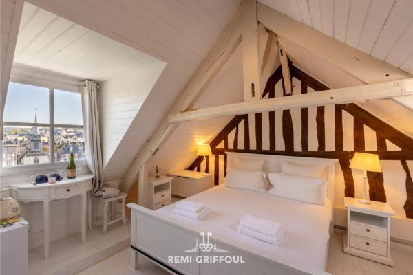 A la foto es mostra l'objecte Dolphin view - studio - Cozy nest with a view of the port situat a la ciutat de Honfleur.