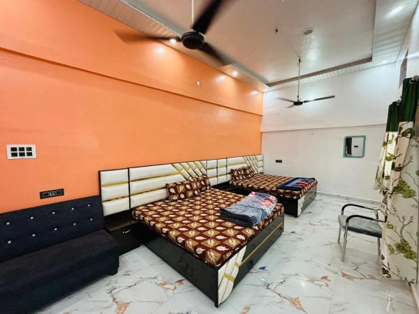 Auf dem Foto ist das Objekt The Krishnanand palace homestay in der Stadt Ayodhya zu sehen.