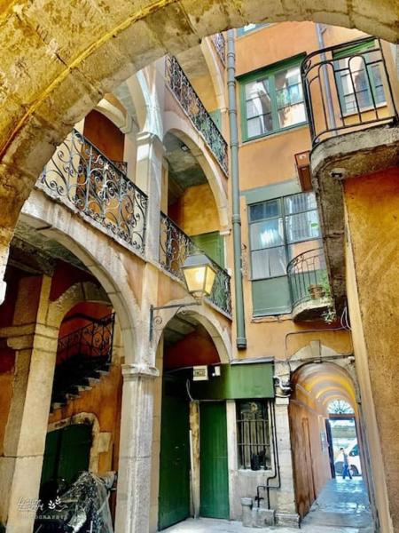 På billedet ses objektet Les 24 colonnes beliggende i byen Lyon.