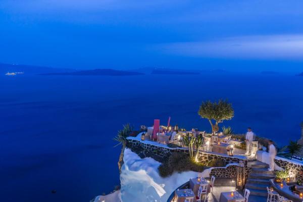 På billedet ses objektet Andronis Luxury Suites beliggende i byen Oia.