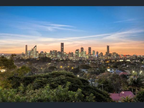 Stunning City View 5br With Balcony Near Malls Uni And Cbd - Brisbane