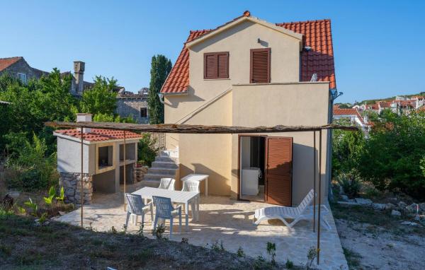Nella foto è visibile l'oggetto Cozy Apartment In Zlarin With Wifi situato nella città di Zlarin (Zlarino).