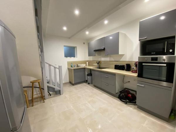 A la foto es mostra l'objecte Maison de village situat a la ciutat de Combas.