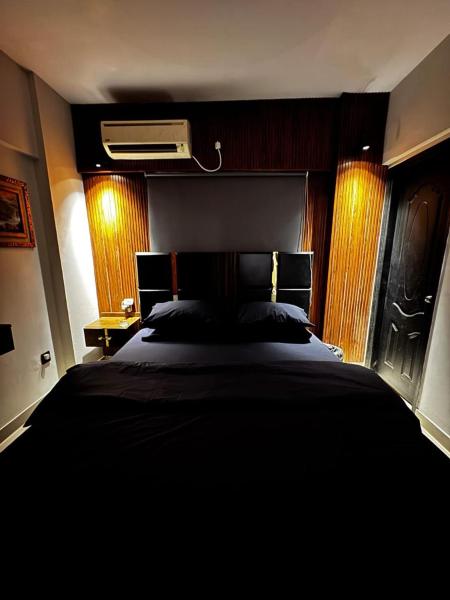 Na zdjęciu widoczny jest obiekt COZY 1 BR APARTMENT WITH SPAClOUS LOUNGE położony w mieście Karaczi.
