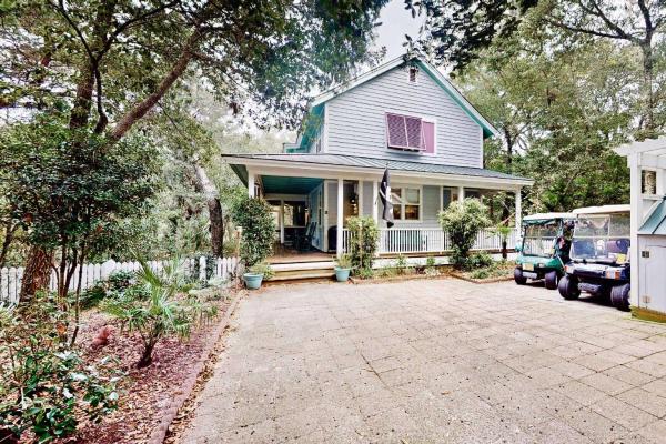 Dundee's Den - Southport, NC
