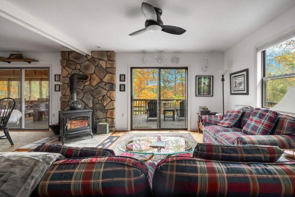 Hot Tub, Deck, Grill, Fire Pit, Game Room & Wifi - Great Cacapon, WV
