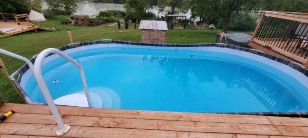 La photo montre l'objet The Napanee Riverfront Place Inn situé dans la ville de Bath.