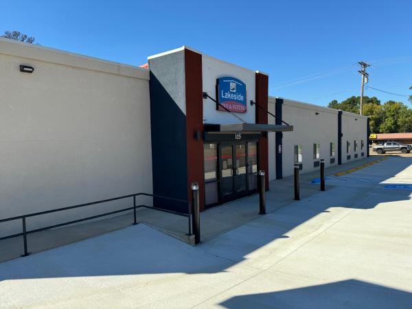 A la foto es mostra l'objecte Lakeside Inn and Suites situat a la ciutat de Lone Star.