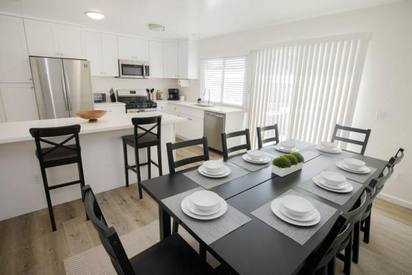 写真にはミラマー市にある2 private masters, new beds & furniture, sleeps 12が写っています。