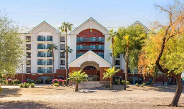 Na fotografii je vidět objekt Hyatt Place Tempe Phoenix Airport nacházející se ve městě Tempe.